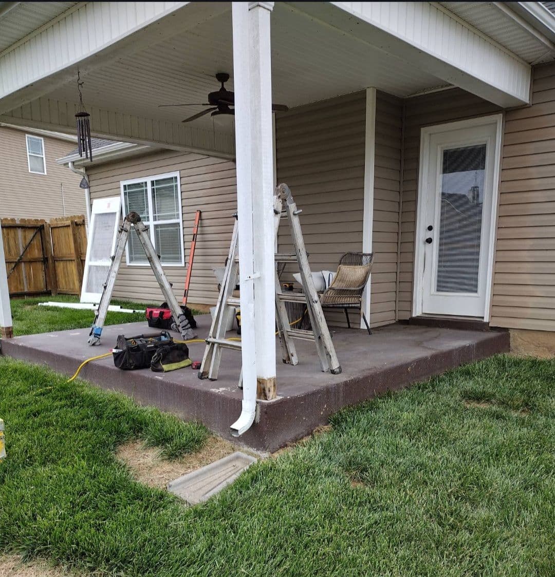 Privacy Screen Enclosure Added to Clarksville Patio image