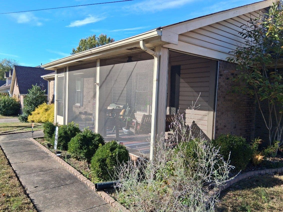 Gallery photos for Lasting Quality with Our Screen Porch Solutions: Image #2