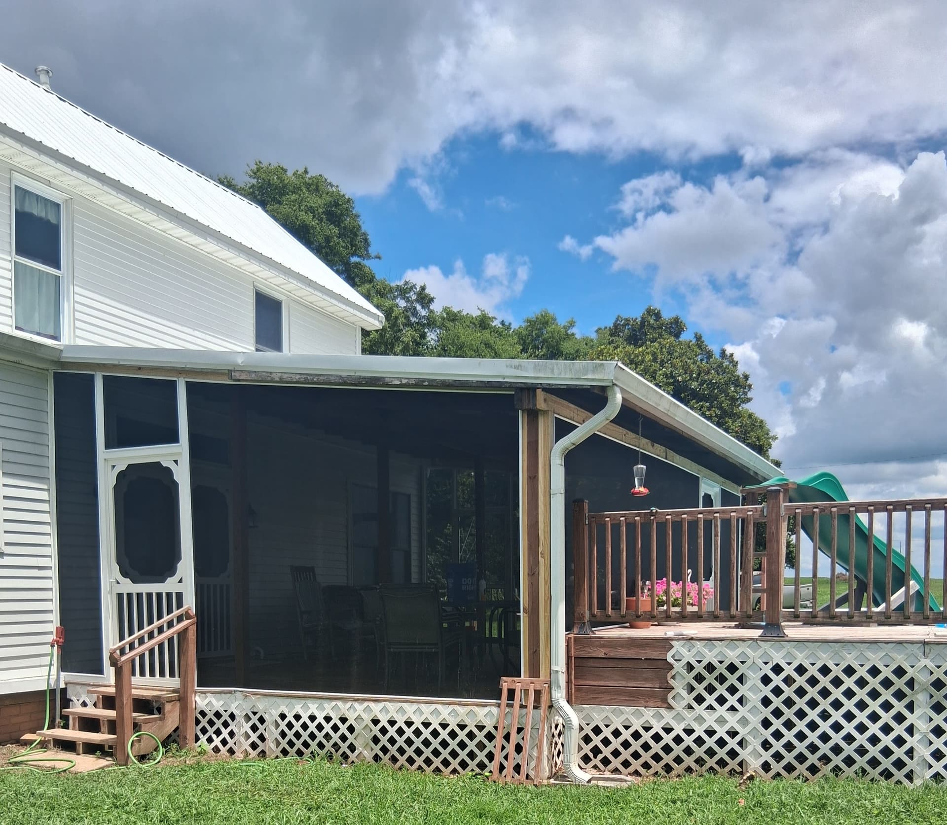 Gallery photos for Screened-In Deck Built Right Next to the Pool: Image #2