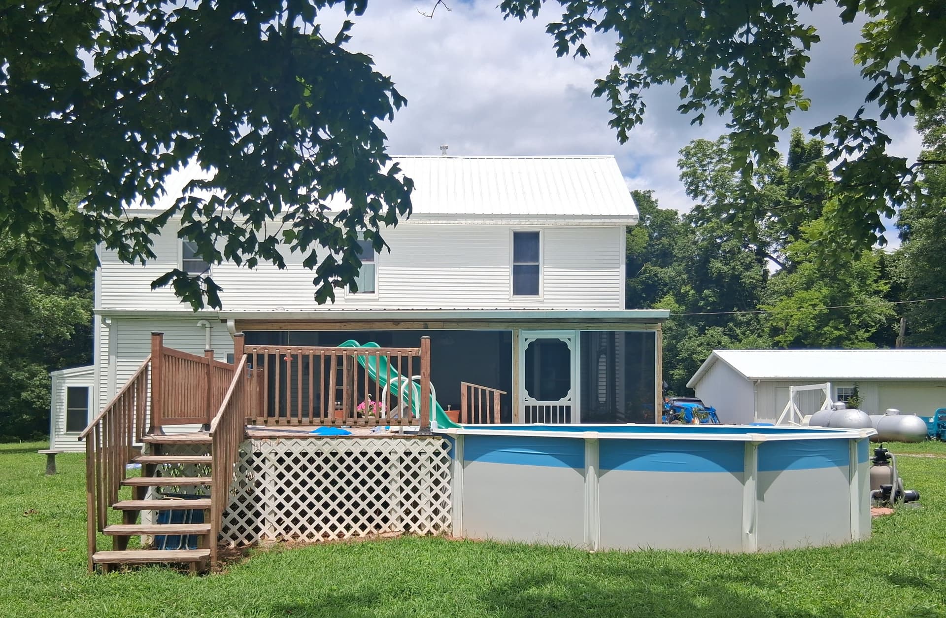 Gallery photos for Screened-In Deck Built Right Next to the Pool: Image #1